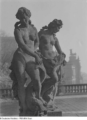 Nymphenpaar mit Delphin und Netz : Nymphenpaar mit Delphin und Netz. Sandstein (1924/1929; G. Wrba und Werkstatt). Dresden: Zwinger,Nymphenbad-Balustrade