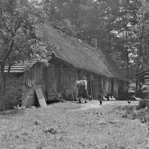 Strohgedecktes Blockhaus im Spreewald. : Ze słomu skryte kładźity twar w Błótach.