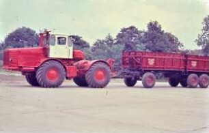 Radtraktor K 700 mit Anhänger 3 PTS 12