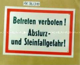 Schild: "Betreten Verboten! Absturz- und Steinfallgefahr!"