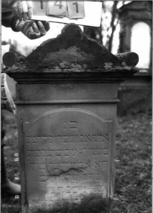 Grabstein 141 (Index: 100100275) Maße HxBxT: 100x48x23 cm: Grabstein 141