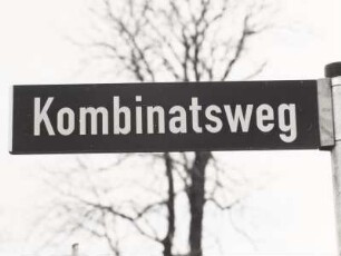 Straßenschild "Kombinatsweg"