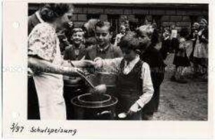 Schulspeisung in der Pankower Carl-von-Ossietzky-Schule