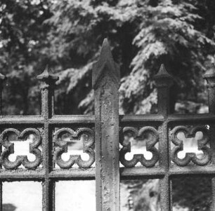 Cottbus-Schmellwitz. Nordfriedhof (1870 angelegt). Toranlage (Karlstraße). Zaunfeld