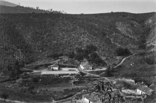 Blick auf eine Fazenda : Eine Fanzenda in der Nähe von Serra Negra. Im Talriss werden Bananen angebaut, bis zur Talsohle Kaffee.
