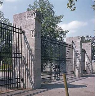 Hansjakob, Gottfried; München; Neuer Südfriedhof (Friedhof München) - Friedhof, Haupteingang,Torpfeiler (Naturstein)