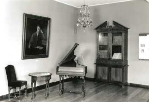 Halle (Saale): Händel-Haus, Raum 6: Händel in London. Ecke mit Kopie des Händel-Porträts von Philippe Mercier, Händels Bücherschrank (mit 1. Händel-Gesamtausgabe von S. Arnold) und Cembalo (wohl Florenz 1695)