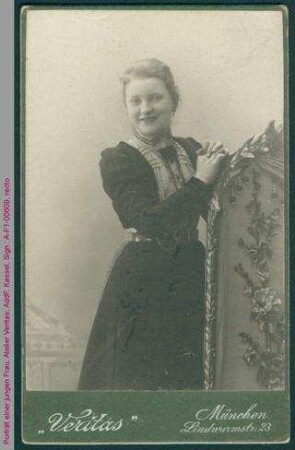 Porträt einer jungen Frau aus dem Atelier Veritas von Stephanie Ludwig-Held