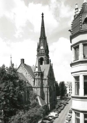 Dresden-Neustadt. Martin-Luther-Kirche (1883/1887; E. Giese, P. Weidner). Ansicht von Osten mit Wohnhaus Pulsnitzer Straße 1