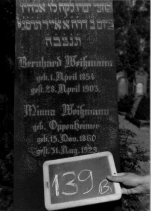 Grabstein 139 (Index: 100109793) Material: Granit Zustand: gut Maße HxBxT: 230x53x42 cm Beschreibung: Obelisk, Doppelsockel Steinmetz: K. Isenmann Besonderheit: Doppelgrab: Grabstein 139B