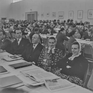 VI. Bundeskongress der Domowina in Hoyerswerda : Hoyerswerda. Saal mit Teilnehmern des VI. Bundeskongresses der Domowina