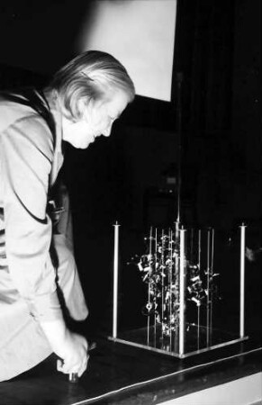 20. Tagung 1970 Chemiker; Maikäferrede: Dorothy Hodgkin am Atommodell