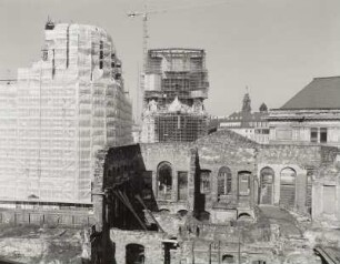 Polizeipräsidium : Ruine des Kurländer Palais. Blick vom Gebäude der Deutschen Bundesbank, St. Petersburger Straße 2, gegen eingerüstetes Polizeipräsidium und eingerüstete Frauenkirche