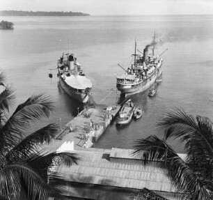 Landungsbrücke : Frachtboot und Kanonenboot ankern im Hafen von Santa Isabel.