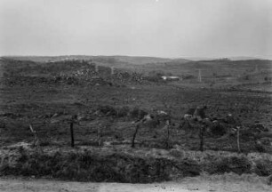 Landschaft bei Itapetininga : Graslandschaft bei Itapetininga mit zahlreichen Felsen. Im Hintergrund Masten mit Leitungen und rechts im Hintergrund eine Plantage, dahinter Hügel.