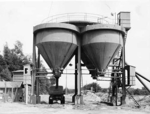 Naßbaggerung in Seitenentnahme Oberbruch Hochsilos Die Silos dienten nicht nur zum Verladen des Baggerguts, sondern vor allem der Entwässerung des schluffhaltigen Kiessandes.