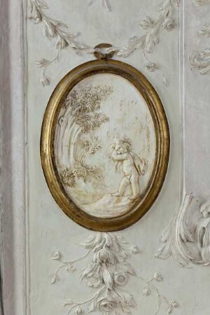 Stuckreliefs mit Puttendarstellungen — Putto, einen Hasen über der Schulter tragend