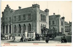 Kolberg. Rathaus mit Pferdekutsche