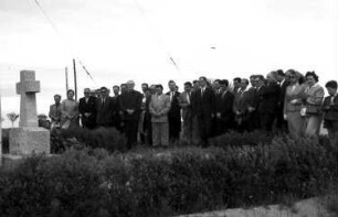 Majadahonda (Spanien): Gruppe vor dem Grab; Mota y Marin