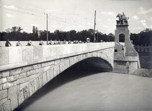 Fischer, Theodor; München; Wittelsbacherbrücke - Brückenbogen mit Reiterstandbild und Fahrradfahrer (Teilansicht)