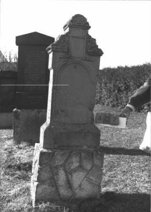 Grabstein 407 (Index: 99786344) Zustand: Inschrifttafel fehlt, Rückseite stark verwittert Maße HxBxT: 189x59x24 cm: Grabstein 407