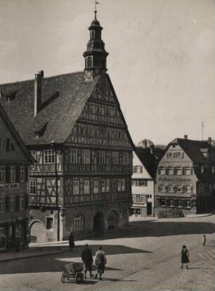 Würtemberg. Backnang. Ansicht des aus dem Jahr 1716 stammenden Rathauses, errichtet im Fachwerkstil. Auf dem Dach befindet sich ein Glockentürmchen