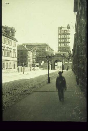 Blick von der Königstraße aus zur Baustelle des neuen Bahnhofes (mit Königstor)