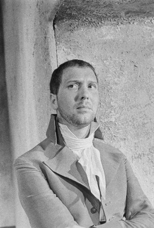 Szenenbilder aus "Montserrat" von Emmanuel Roblès (Bühnenbild: Heinrich Kilger). Kammerspiele (Deutsches Theater) Berlin, 20.06.1957 : Mit Walter Lendrich, Adolf Peter Hoffmann als Geistlicher u. a