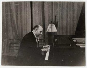 Der Pianist Walter Gieseking während eines Konzertes in der deutschen Botschaft in Washington D.C.. Walter Gieseking