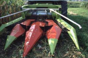Fotografie: Erntetechnik, Silomais, Feldhäcksler selbstfahrend, Maisgebiss