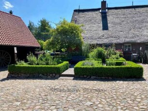 Hoisdorf: Stormarnsches Dorfmuseum: Blick auf den Hof mit Kräutergarten, im Hintergrund Gebäude