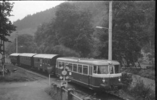 MAN-Triebwagen, Zug 9, Haigerloch, mit zwei vierachsigen und einem zweiachsigen Personenwagen