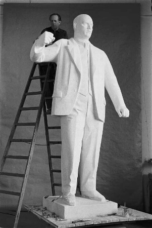 Der Bildhauer Walter Arold bei der Arbeit am Originalmodell für das Thälmanndenkmal in Weimar