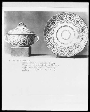 Terrine mit Deckel und Untersatz