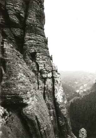 Sächsische Schweiz, Rathener Gebiet. Vorderer Gansfels. Seilschaft Ehrhardt Renger über dem Pfeiler in der Südwand (Südwestwand, VIIa)