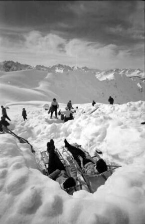 Oberstdorf: Nebelhorn; sonnende Gruppen in Schneelöchern, Pärchen