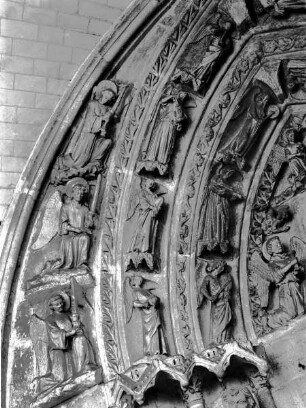 Archivoltenfiguren des linken Portals: Engel, zum Teil musizierend