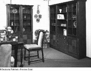Vitrinenschrank : Zwei Vitrinenschränke (1983; VEB Möbelkombinat Dresden-Hellerau)