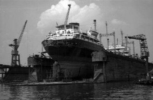 Bremen: Schiff im Schwimmdock