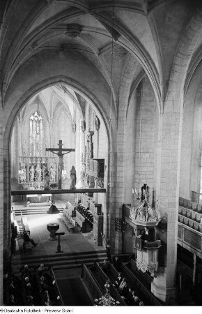 Blick in den Chor der Hauptkirche Sankt Marien während der Predigt