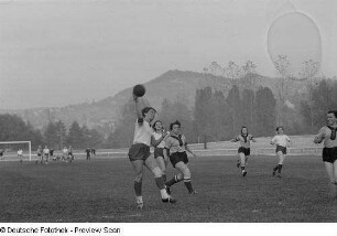 Handballspielerinnen bei einem Spiel auf dem Feld der Sportschule