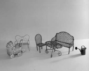 Puppenstubenmöbel: Bänke, Stuhl und Tisch, Kinderwagen und Gießkanne