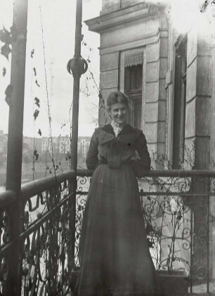 Junge Frau auf einem Balkon