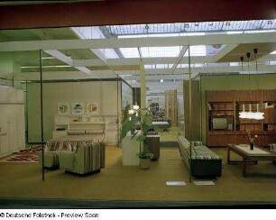 Schlafzimmer : Ausstellungskoje mit Schlafzimmer und Wohnzimmer vom VEB Möbelwerke Hainichen