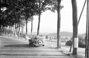 Hirschberg: Straße, Hintergrund Riesengebirge bei Hirschberg
