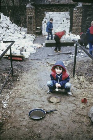 DDR. Kinder auf einer Abrißfläche zwischen Gasbetonsteinen spielend