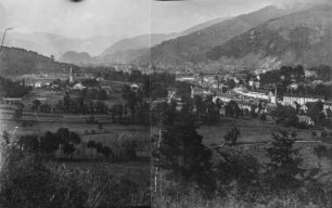 Stadtansicht : Blick über ein Tal mit einer Stadt