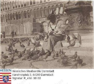 Tiedemann, Elisabeth v. geb. v. Werner (1868-1929) / Porträt, auf dem Markusplatz in Venedig sitzend und Tauben fütternd, Ganzfigur