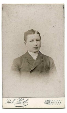 Porträtfoto eines jungen Mannes : Portretowe foto młodeho muža
