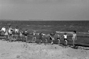 Burg: spielende Kinder am Strand bei Burg